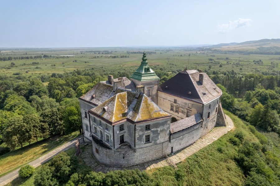 zamok-oleskyj-900x600.jpg